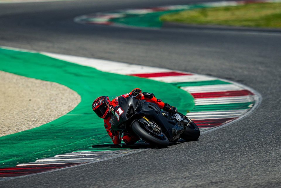 WSBK : Rinaldi peut penser à la suite de sa carrière car Ducati fait déjà tourner Bulega sur la Panigale V4R