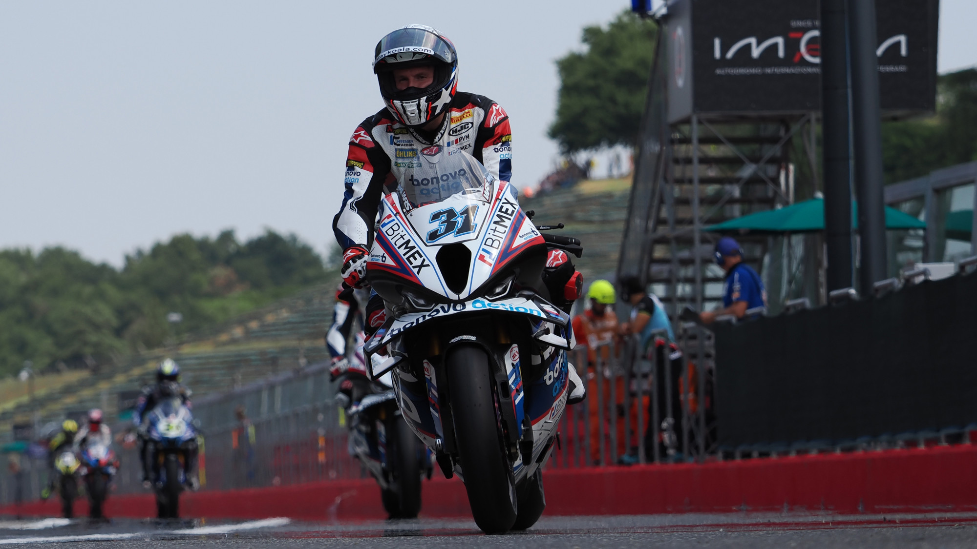 WSBK Imola J1 Loris Baz Was Caught By His Teammate Gerloff Who 