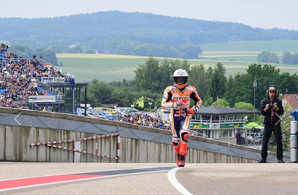 MotoGP, Massimo Rivola de chez Aprilia veut bien aider Honda mais rappelle : « Marc Marquez fait cinq chutes en un week-end, cela fait partie de son éthique de travail »