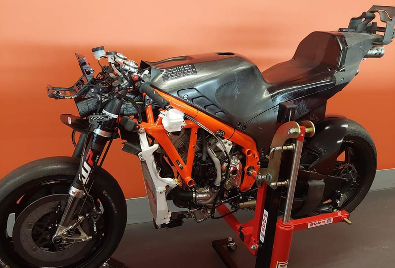 MotoGP: KTM は常にオープンで、剥ぎ取られた RC16 を見せてくれます