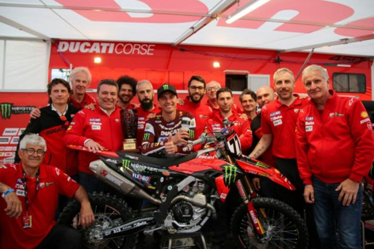 MotoGP : avec une pole position et une victoire, la Ducati Desmo 450 MX a réussi son entrée en motocross