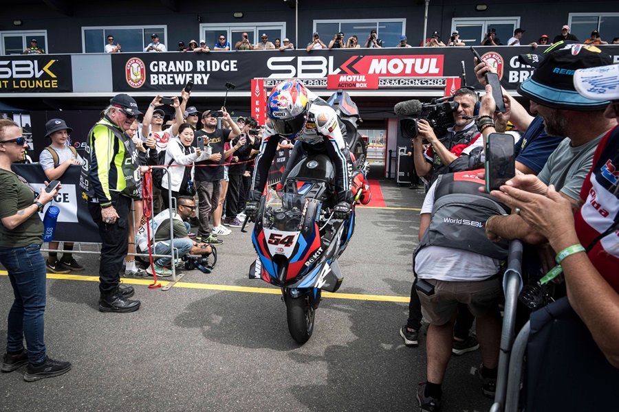 WSBK, BMW est sous le charme : « nous ne nous attendions pas à une telle progression, mais Toprak Razgatlioglu a changé la donne »