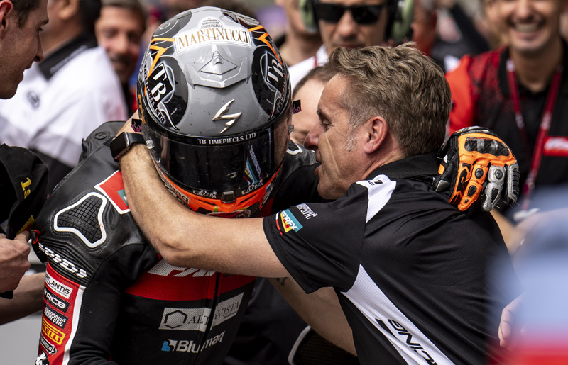 “Aron me rappelle Casey”, Roberto Locatelli revient sur la première victoire d’Aron Canet en Moto2 lors du GP du Portugal