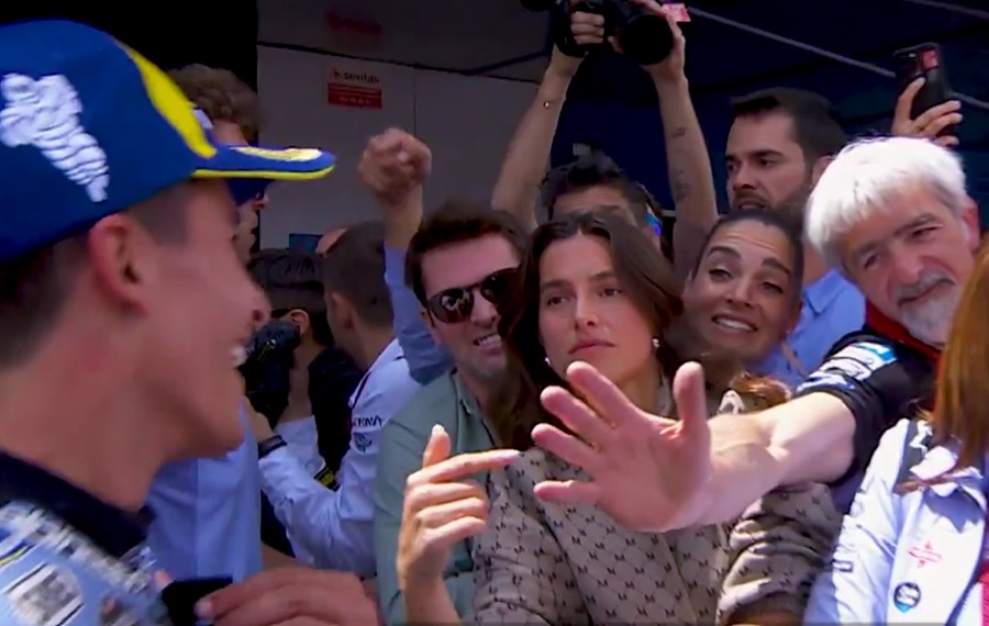 MotoGPビデオ、ダビデ・タルドッツィがマルク・マルケスにヘレスでのレースに満足しているか尋ねたとき、その答えは多くを物語っています...