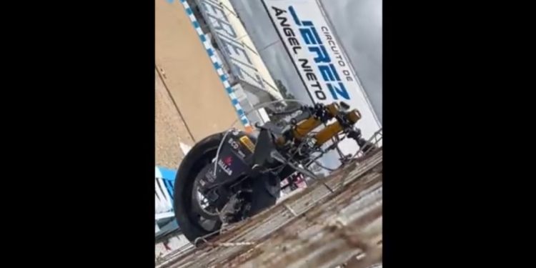 Moto2、ヘレステストビデオ：小椋愛選手の激しい転倒で大ダメージ