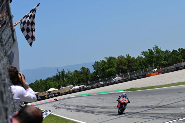 Moto2 & Moto3 : Pirelli révolutionne les records du GP de Catalogne, Ai Ogura et David Alonso gagnent !