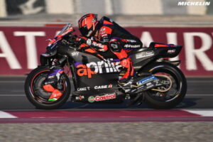 Técnica de MotoGP: Quando a Aprilia critica a Yamaha e quer transformar os seus pilotos em RoboCop...