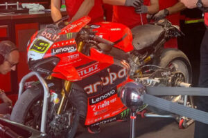 WSBK Superbike Cremona FP1 : Bulega bombarde, Bautista tombe