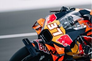 MotoGP : Bajaj affiche son implication chez KTM avec des logos sur les RC16