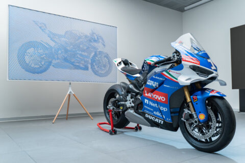 People MotoGP : La Ducati Panigale V4 Tricolore Italia inspire une œuvre d'art de l'artiste italien Andrea Crespi