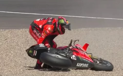 WSBK Superbike Donington FP2 : Nicolò Bulega attaque et Toprak Razgatlioglu fait moins peur
