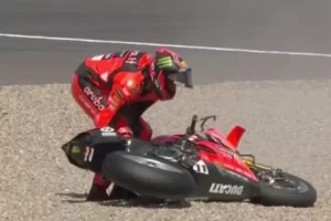 WSBK Superbike Donington FP2 : Nicolò Bulega attaque et Toprak Razgatlioglu fait moins peur