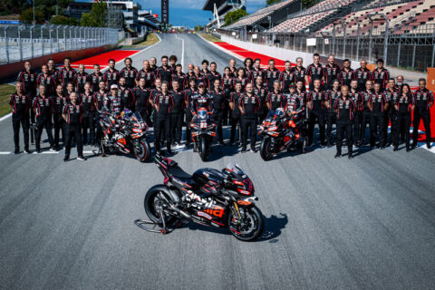 Aprilia Racing présente la RSV4 X-GP, une édition limitée à 30 exemplaires pour célébrer le 10e anniversaire des débuts de la RS-GP en MotoGP.