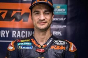 MotoGP, Pedrosa et Acosta, le duo qui tient KTM à flot : "Pedro Acosta pousse la moto à la limite à chaque mètre"