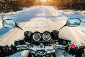 Street, hibernation de votre moto : les 5 pièges qui ruinent votre machine (et comment les éviter)