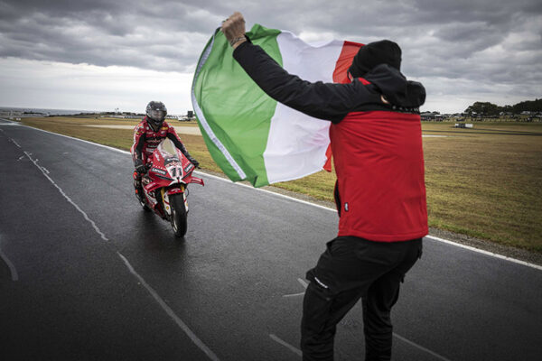 Superbike, Phillip Island J3 : Nicol&ograve; Bulega devient le pilote italien le plus victorieux en Superbike gr&acirc;ce &agrave; ses trois victoires en Australie.