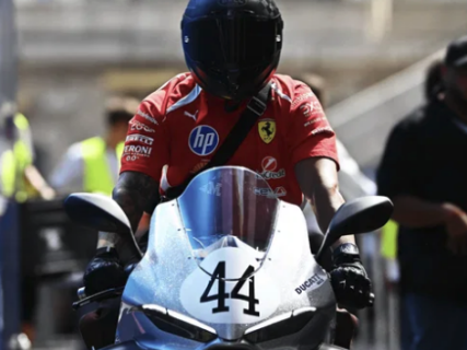 F1 : Lewis Hamilton fait sensation &agrave; Monaco au guidon d&rsquo;une Ducati d&rsquo;exception