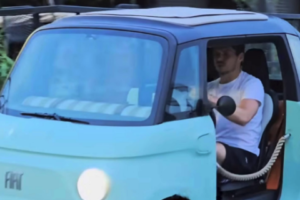 F1 : Ferrari, Aston Martin&hellip; et une Fiat Topolino : le garage surprenant de Max Verstappen.