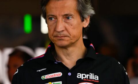MotoGP, l&rsquo;incident de Brno &ndash; Carlo Pernat pointe du doigt Aprilia : &laquo; S&rsquo;ils s&rsquo;&eacute;taient excus&eacute;s d&egrave;s samedi, Bezzecchi aurait pu courir &raquo;