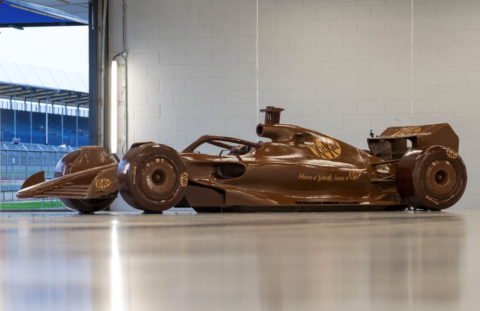 F1 - INCROYABLE ! Une Formule 1 grandeur nature&hellip; enti&egrave;rement en chocolat : KitKat frappe un grand coup