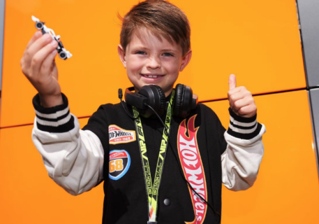 F1 : &Agrave; seulement 8 ans, il vole la vedette aux patrons de la F1 : d&eacute;couvrez le nouveau "boss" que tout le paddock s'arrache !
