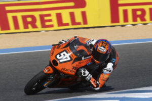 Les grilles sont établies sous une chaleur étouffante avant les courses du MotoJunior à Jerez