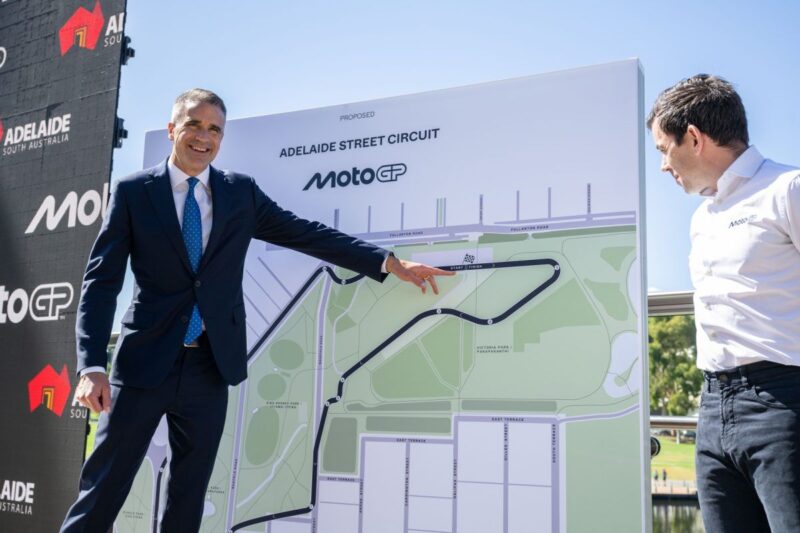 Manifestanti in piazza a Adelaide protestano contro l'abbattimento di alberi per il circuito MotoGP