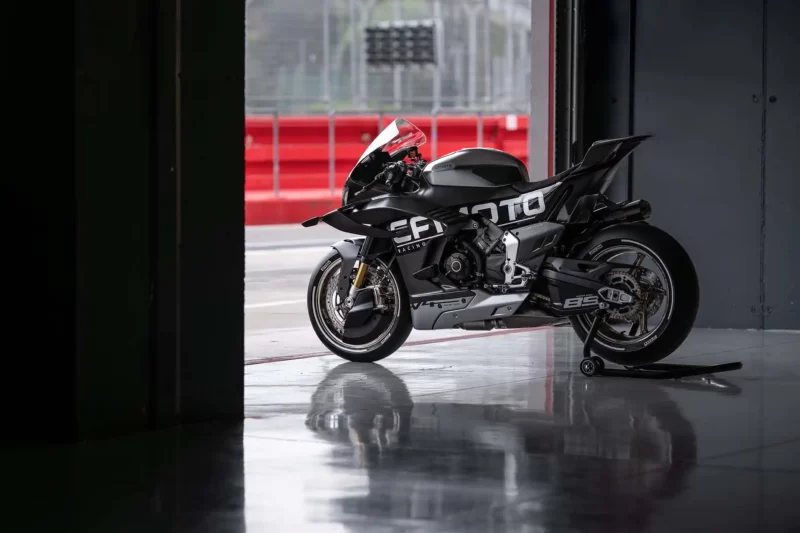 Un motociclista cinese in pista, con la scritta CFMoto, durante un Gran Premio