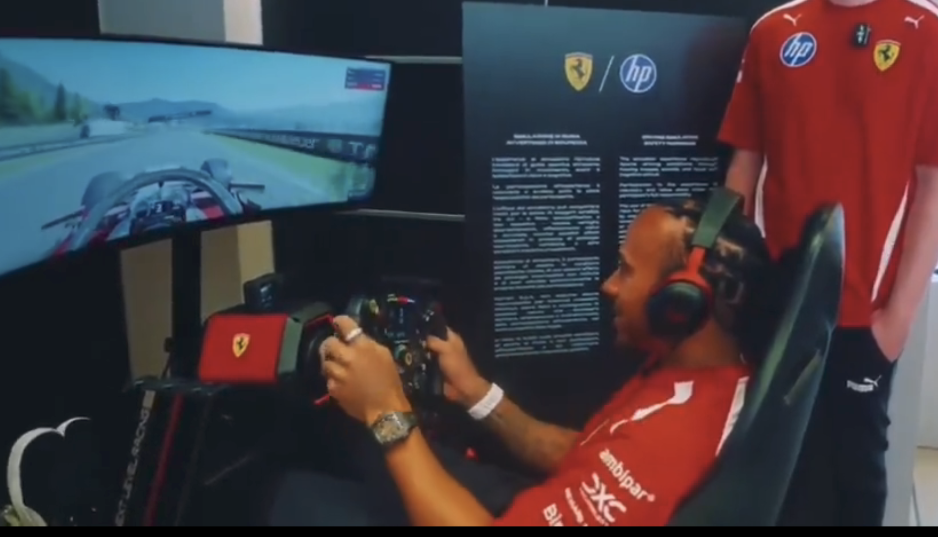 Lewis Hamilton gara su F1 25 con piloti e-sport e Leclerc, con un tempo di 1’06’’468