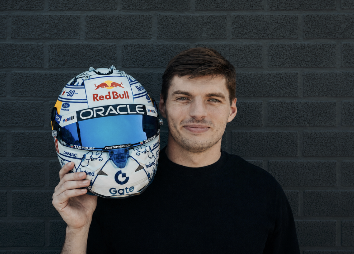 Max Verstappen mostra il suo casco speciale per l’ultimo Gran Premio a Zandvoort, mentre la pista si prepara a chiudere dopo 2026