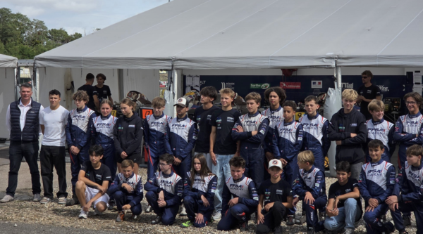 F1 – Hadjar a le poignet immobilisé, pas la passion : le Français retourne au karting… mais sans conduire
