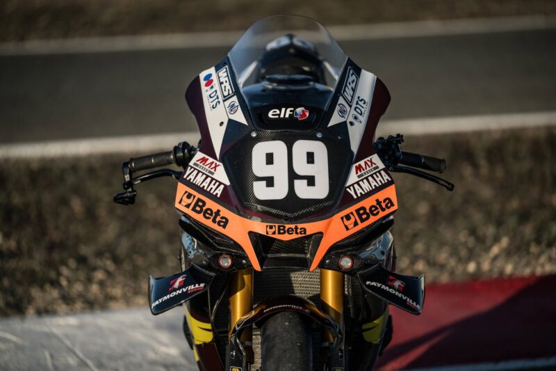 Elf e piloti in pista, gare di endurance e competizioni motociclistiche