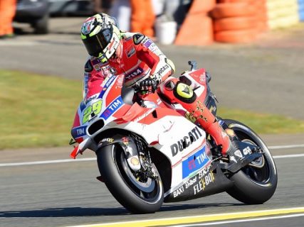 Le Mans, MotoGP, FP3: Iannone steals the show from Lorenzo