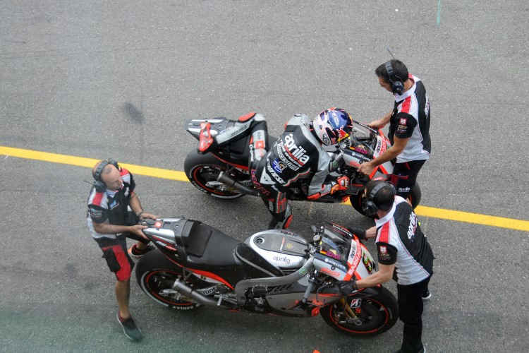 Brno, MotoGP : La Commission Grand Prix met des casques aux mécanos