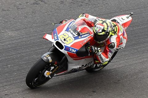 Loris Capirossi tentou quebrar uma asa da Ducati...